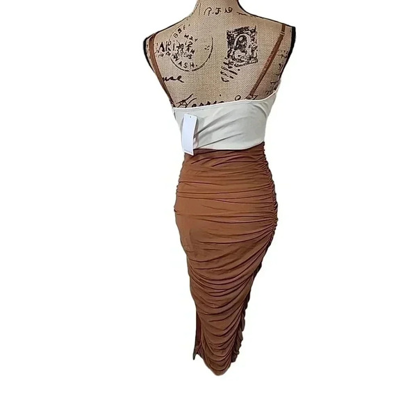 PRIVY Ruched open Keyhole Midi dress. NWT Size Large - Picture 4 of 8